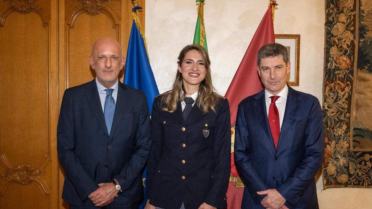 Poliziotta salva una vicina che voleva lanciarsi dal balcone: premiata alla Camera