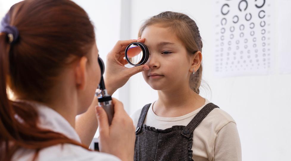 Una bambina durante una visita oculistica (foto Freepik)