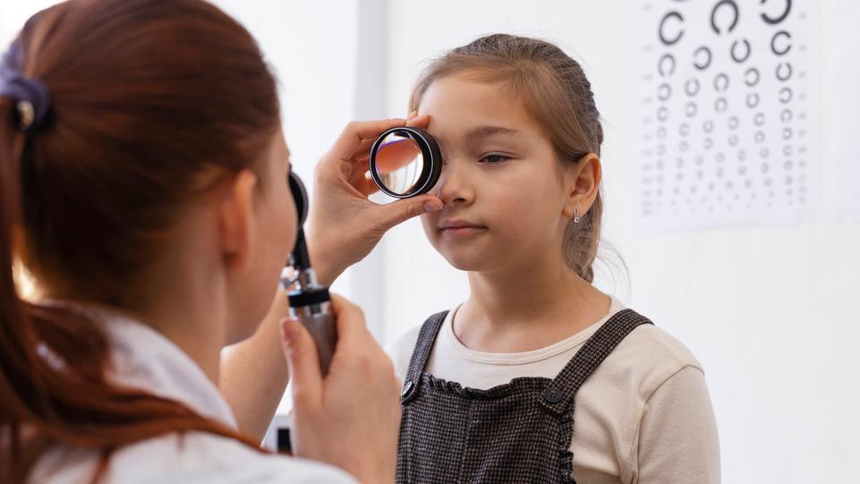 Una bambina durante una visita oculistica (foto Freepik)