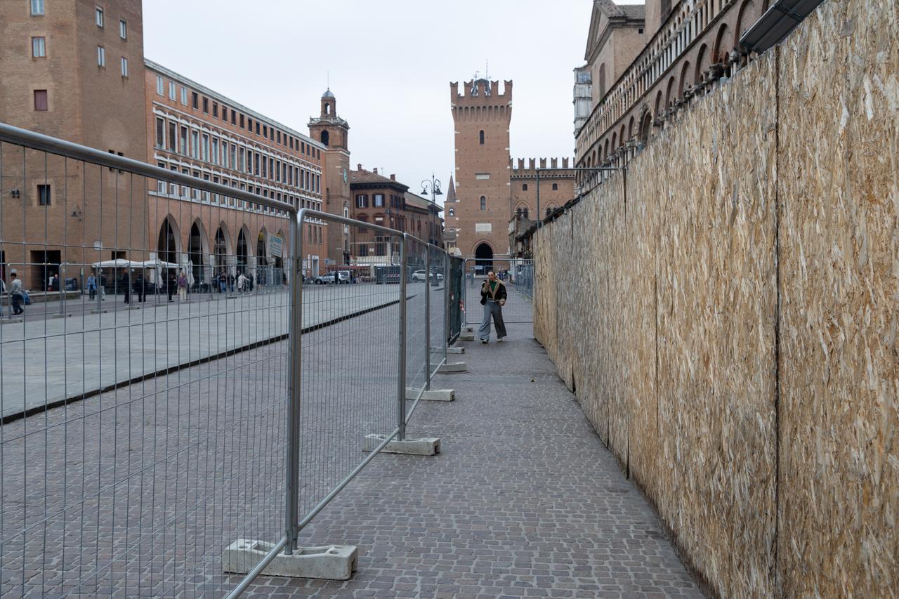 Piazza Trento Trieste transennata: centro storico off limits a Ferrara