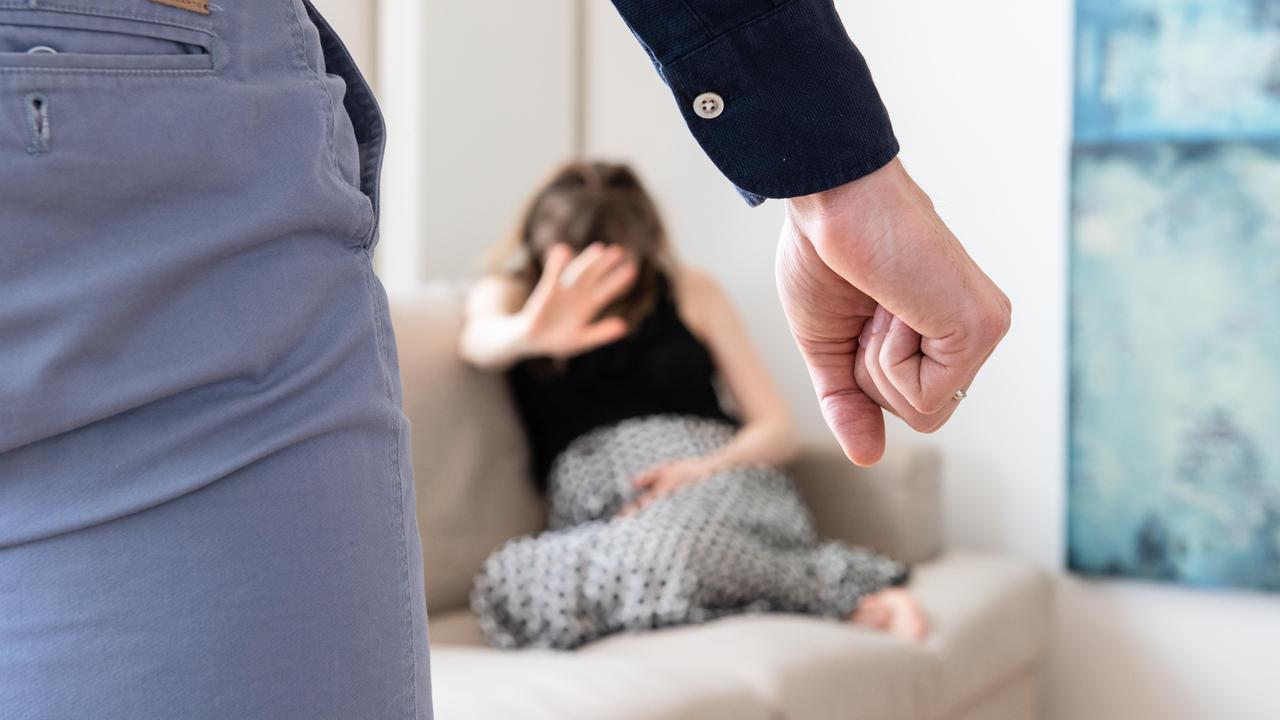 Calci, pugni e violenze alla compagnia incinta e alla prima figlia: olbiese a processo