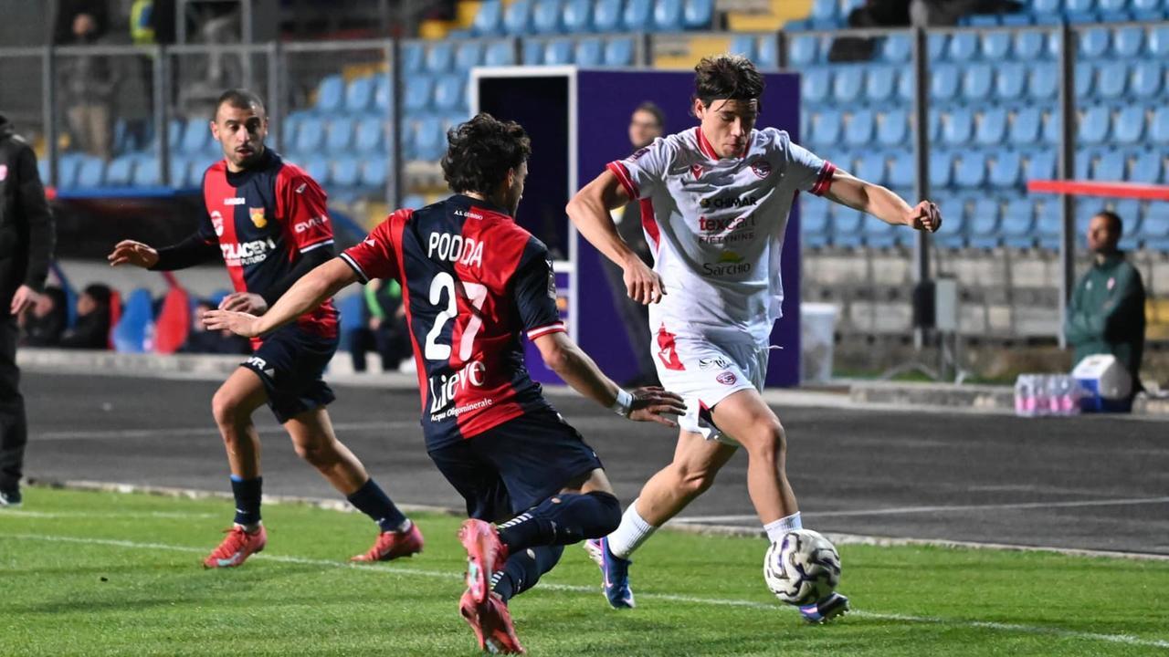 Un contrasto della gara nella foto di Simone Grilli - AS Gubbio