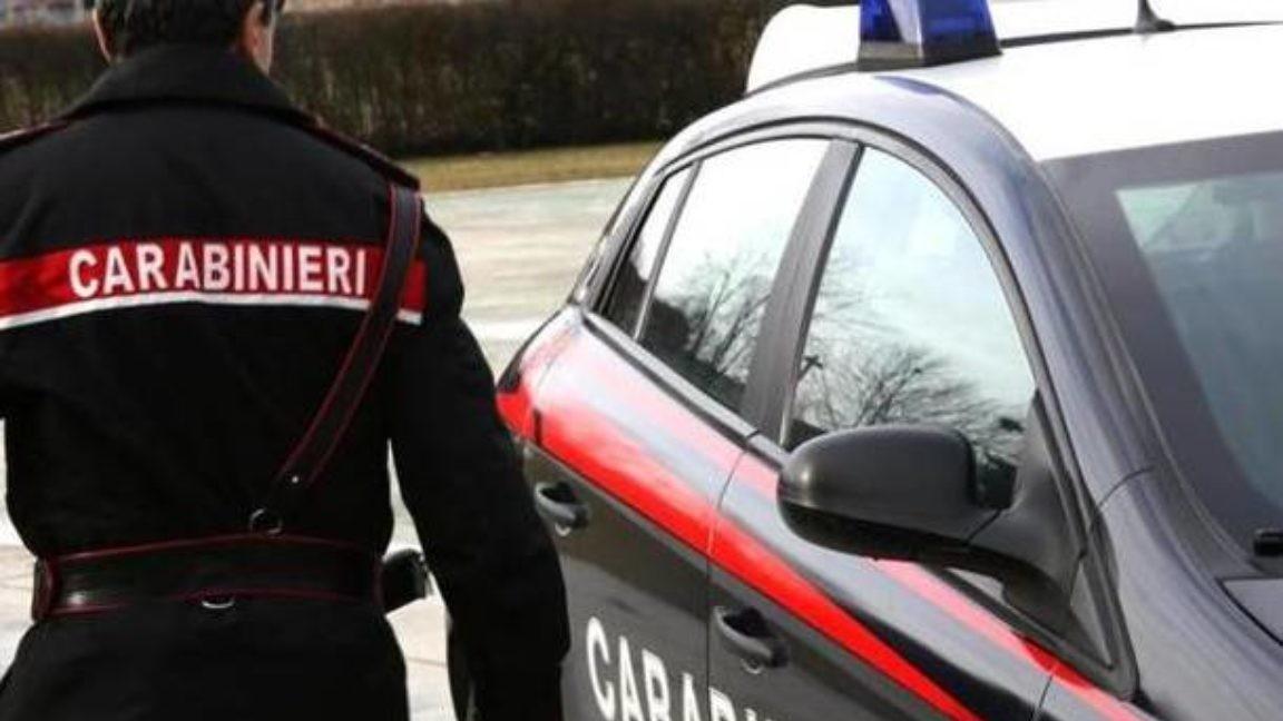 «Sta sempre al telefono», ma era uno scherzo: carabiniere a processo – La storia