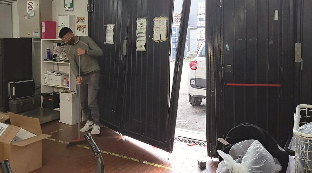 Furgoni e auto utilizzati come ariete: furti in almeno cinque aziende a Carpi