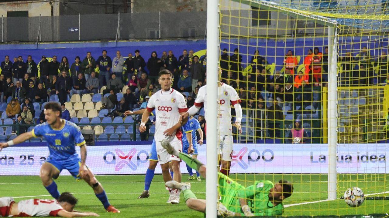 Carrarese-Catanzaro 3-3, succede di tutto nel finale: caos in tribuna, il designatore Gianluca Rocchi scortato dalla polizia