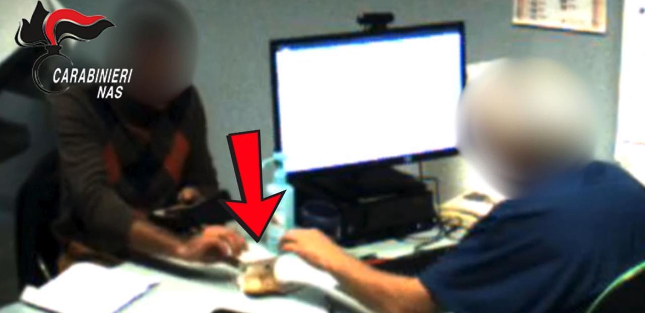 Medico ortopedico arrestato mentre intasca 100 euro per una prestazione ospedale