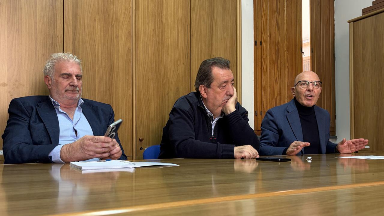 «Il sindaco pensa solo allo stipendio e gli atri partiti fanno solo congiure»