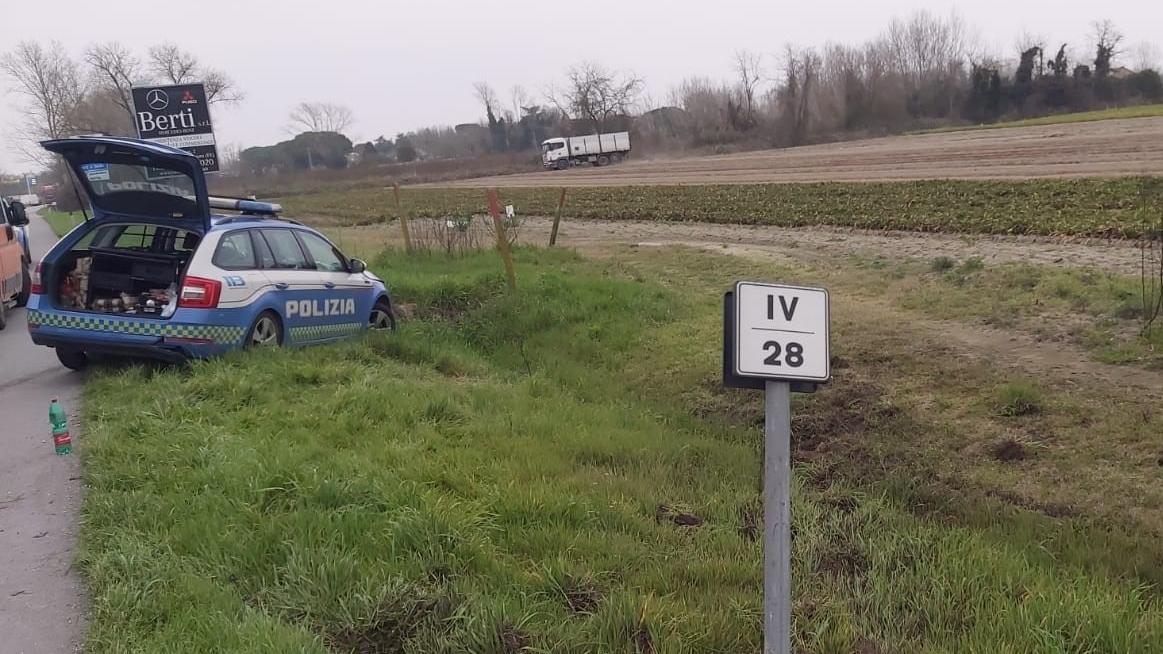 Frontale con l’auto della Polizia sulla Romea a Porto Garibaldi, ferita grave un’agente e strada chiusa