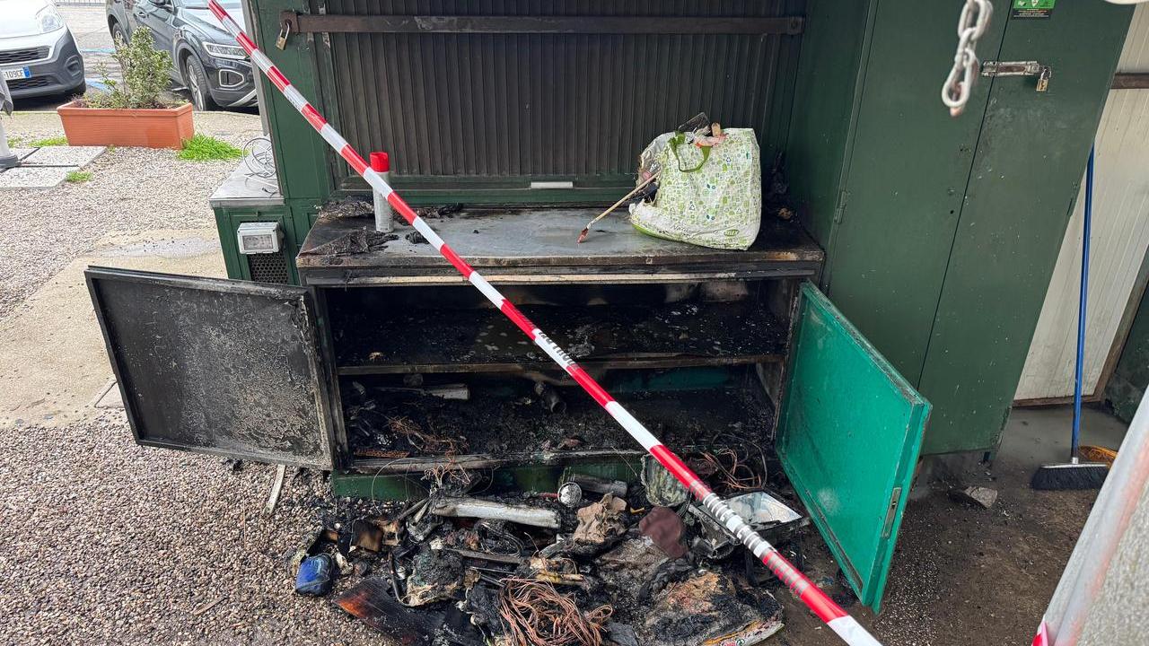 Ferrara, incendio nella notte alla Baracca di Guendalo: fiamme domate