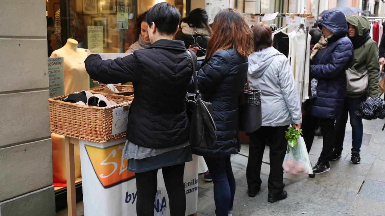 Negozi aperti e sconti: lo “Sbaracco” arriva a Montecchio Emilia