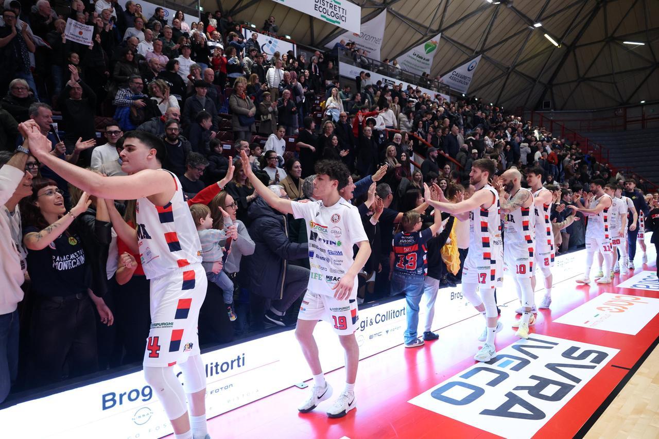 
	I giocatori salutano il pubblico dopo una vittoria (foto Nucci)

