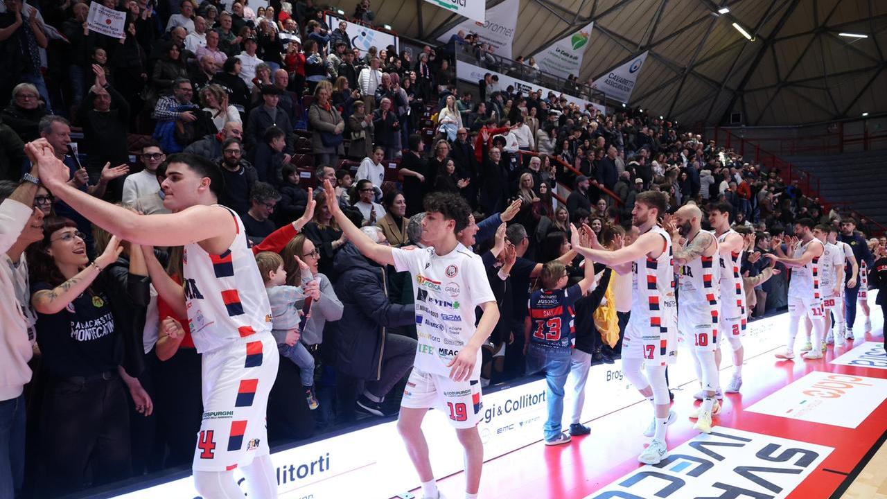 I giocatori salutano il pubblico dopo una vittoria (foto Nucci)