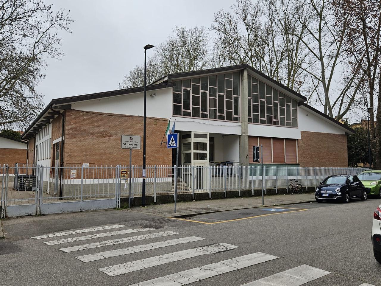 Ferrara, allarme bomba alla materna Leopardi: evacuata la scuola