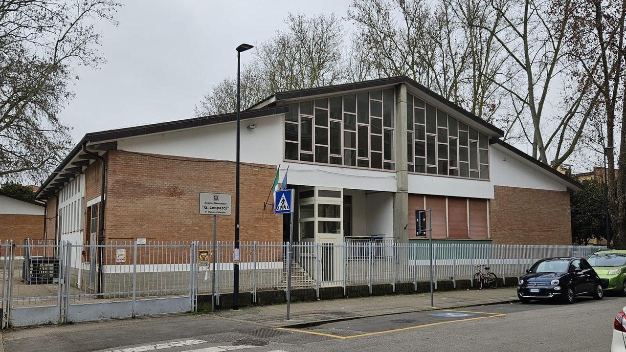 Ferrara, allarme bomba alla materna Leopardi: evacuata la scuola