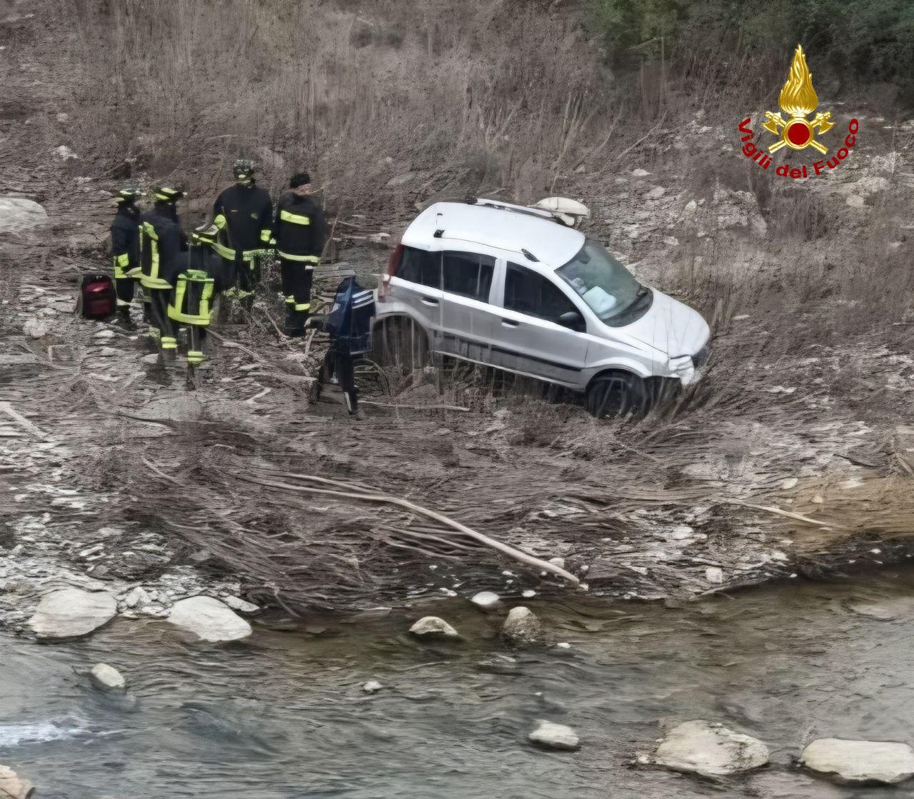 Finisce con l’auto nel greto del Tresinaro: ferito 81enne