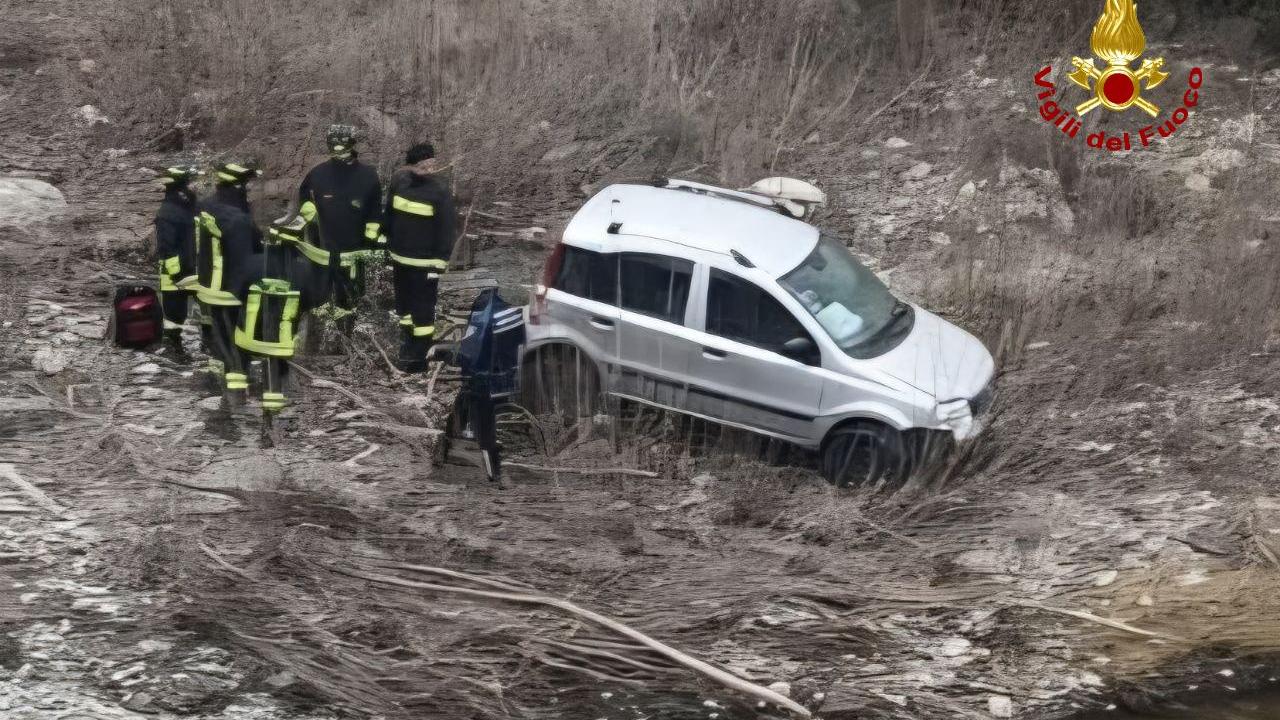 Finisce con l’auto nel greto del Tresinaro: ferito 81enne
