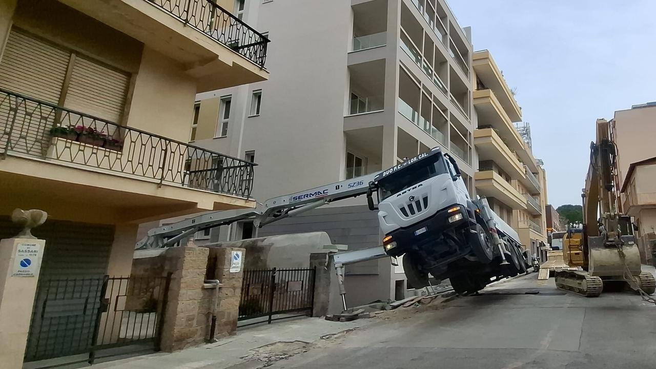 Paura a Sassari, grosso mezzo per il calcestruzzo rischia di ribaltarsi in un cantiere