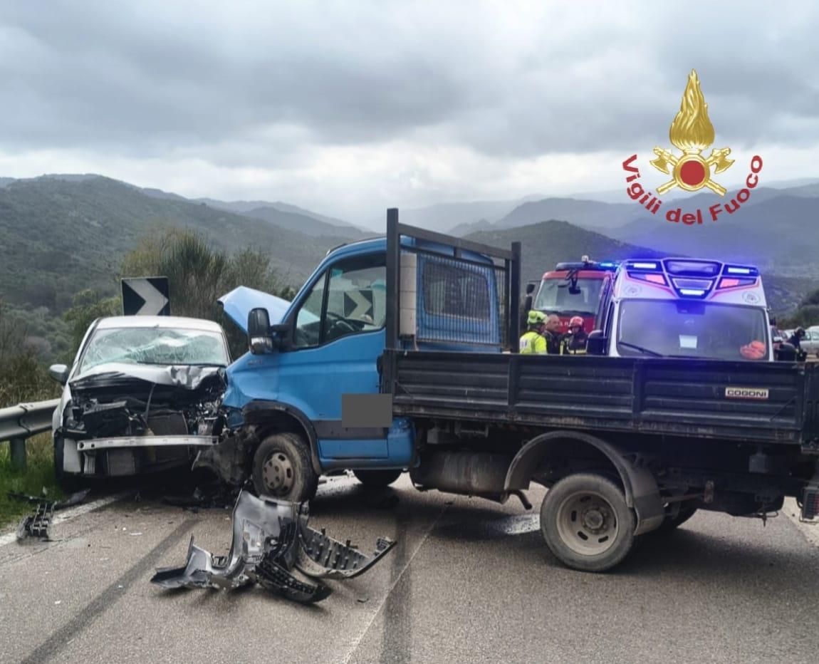Scontro frontale tra un’auto e un furgone sulla Provinciale 22: due feriti, interviene l’elisoccorso
