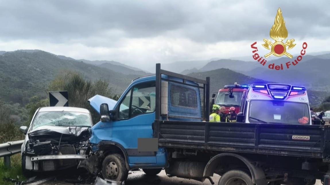 Scontro frontale tra un’auto e un furgone sulla Provinciale 22: due feriti, interviene l’elisoccorso