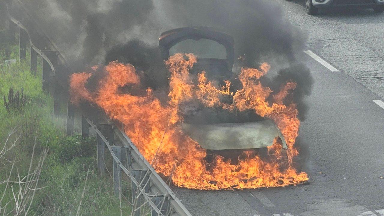 
	L'auto divorata dalle fiamme&nbsp;

