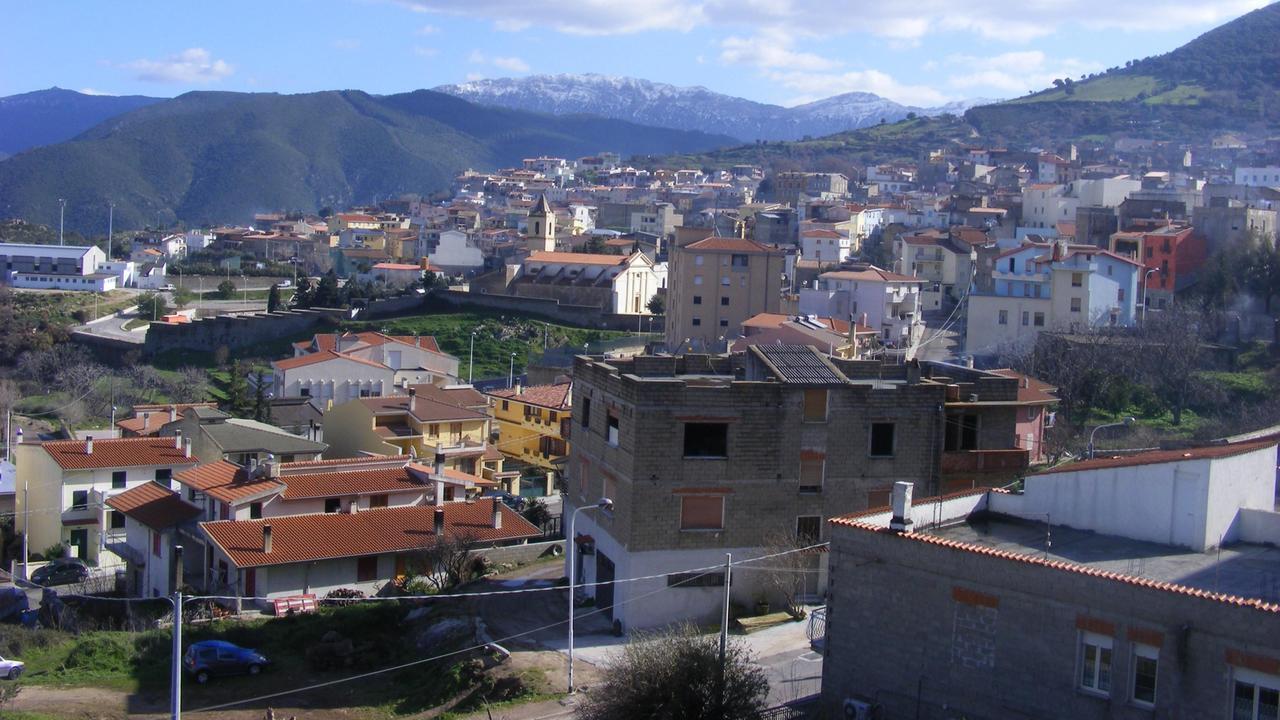 Colpi d’arma da fuoco contro l’auto della direttrice del coro: è giallo