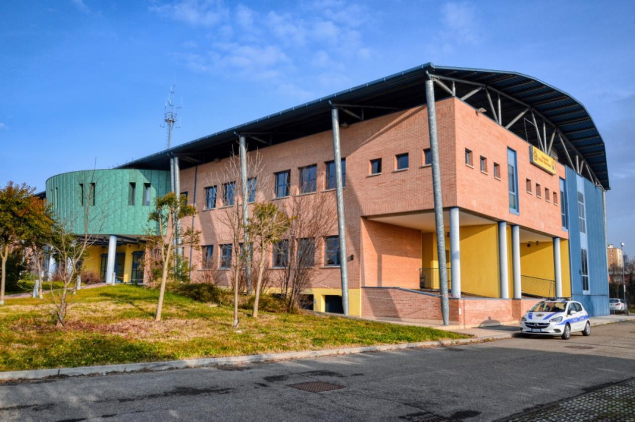 Cane azzanna un altro cane, la proprietaria dà false generalità per farla franca: denunciata