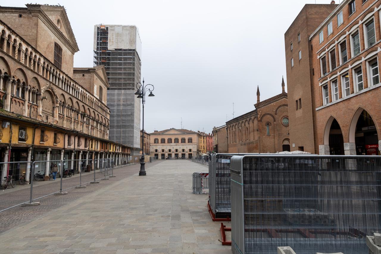 Ferrara, soppresso il mercato di domani: in piazza l’allestimento per Radio 105
