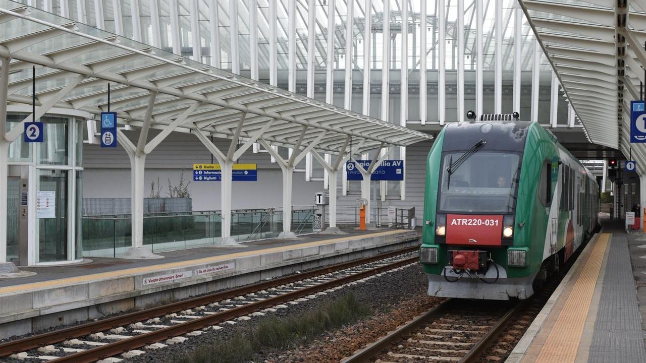 Reggio-Guastalla, treni in orario ma a che prezzo? «Soppresse nove fermate su 14»