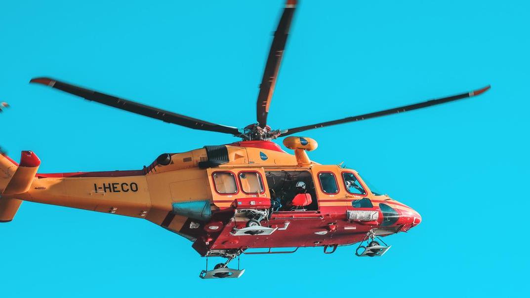 Lucca, operaio cade da un’impalcatura: portato a Cisanello con Pegaso