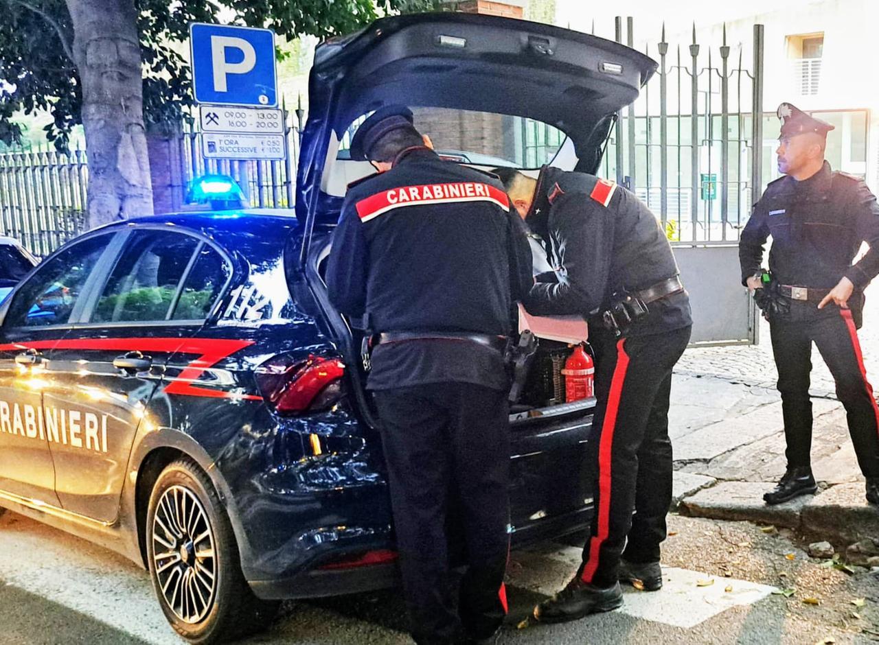 Alla guida di un’auto rubata, aveva a bordo anche la cocaina: denunciato