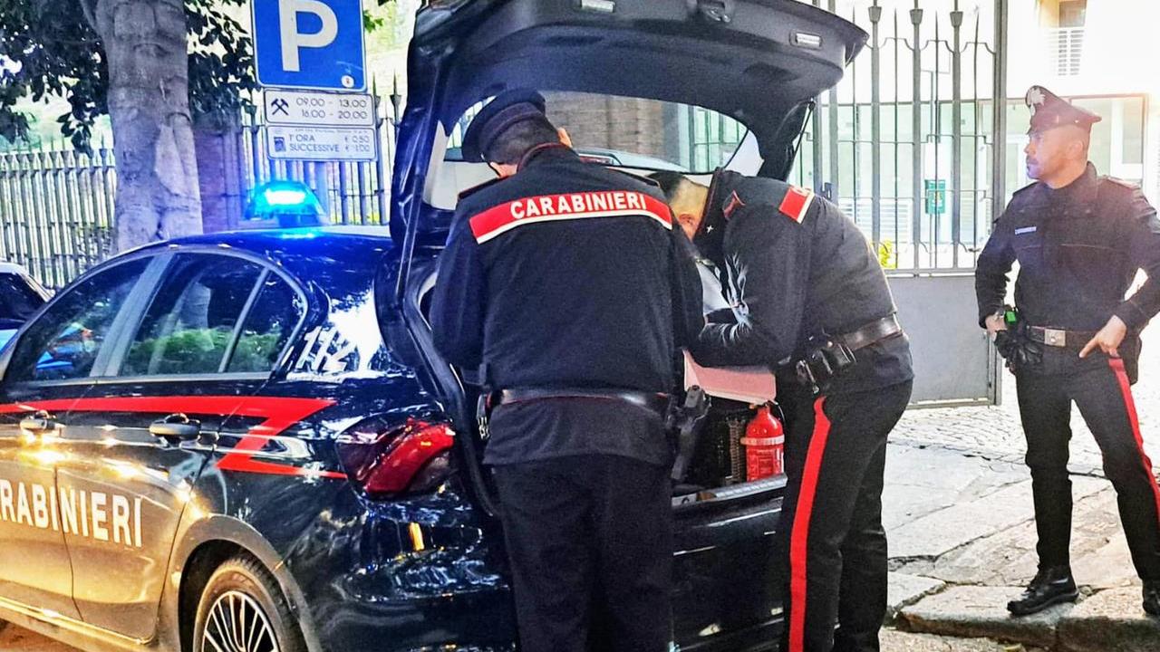 Alla guida di un’auto rubata, aveva a bordo anche la cocaina: denunciato