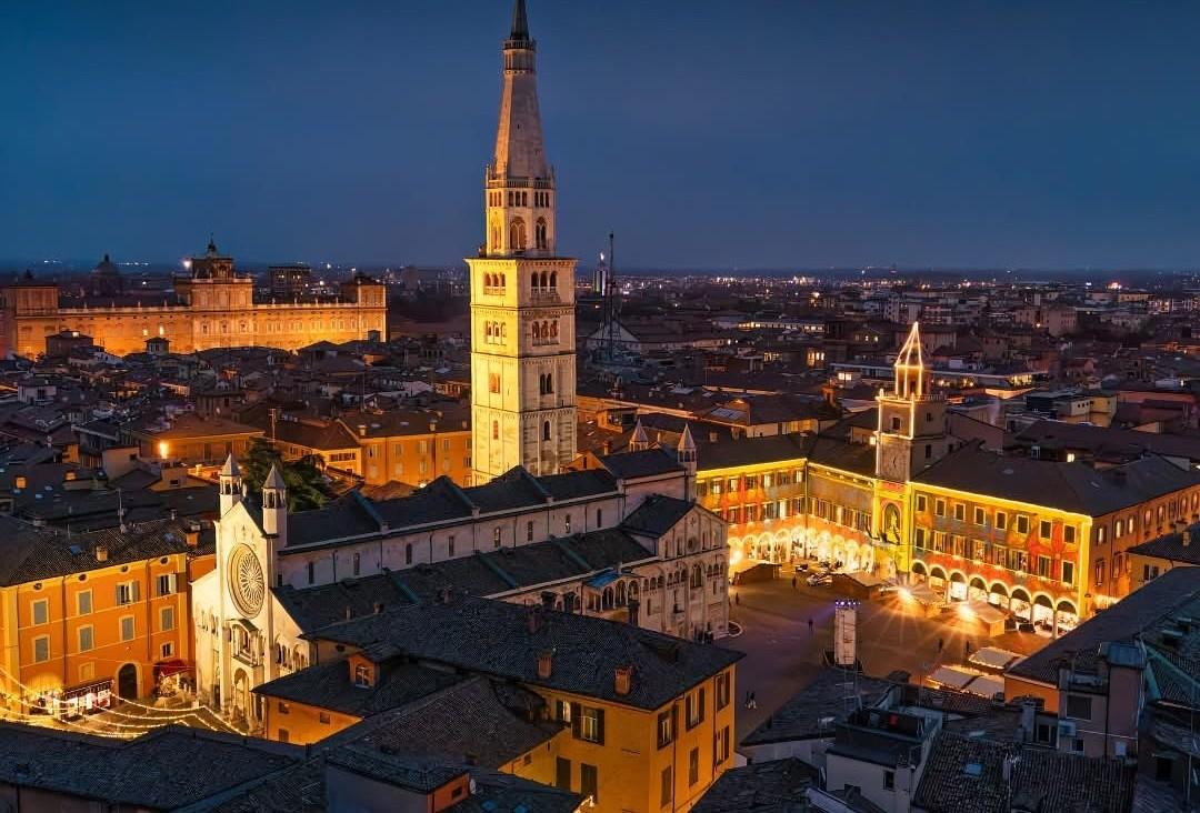 
	Una suggestiva immagine di piazza Grande (foto @nacchiobrothers)

