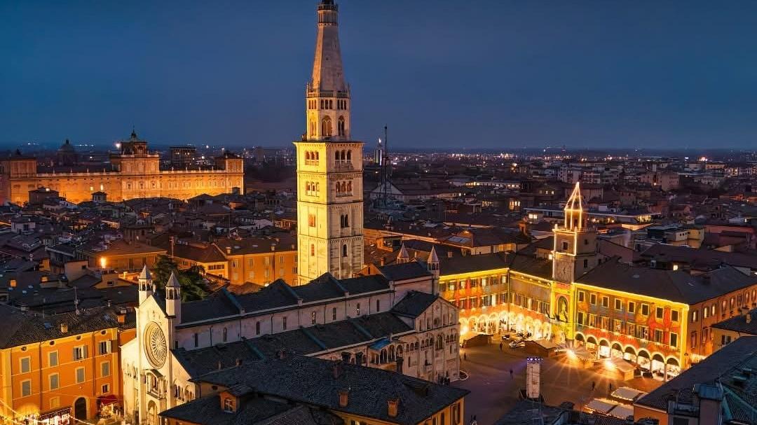 Una suggestiva immagine di piazza Grande (foto @nacchiobrothers)