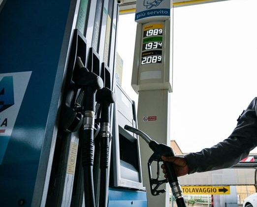 Guerra in Iran, scattano già gli aumenti di benzina e diesel. «Rischio austerity come negli anni ‘70»