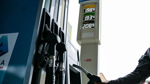 Guerra in Iran, scattano già gli aumenti di benzina e diesel. «Rischio austerity come negli anni ‘70»