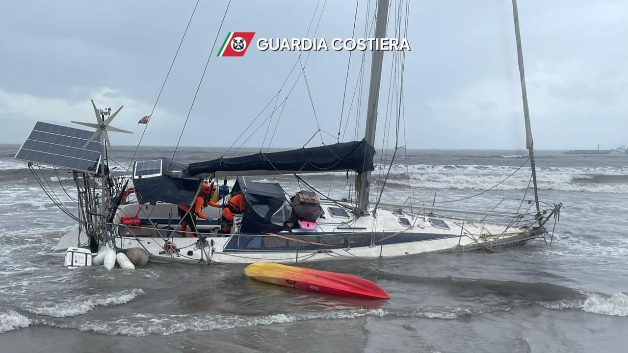 Barca a vela senza equipaggio alla deriva: scatta l’allarme