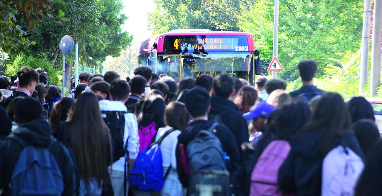 Polo Rosselli, pioggia di multe agli studenti in scooter: «Mancano i parcheggi, è una beffa»
