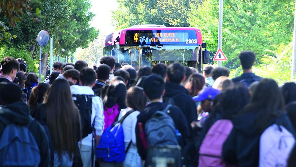 Polo Rosselli, pioggia di multe agli studenti in scooter: «Mancano i parcheggi, è una beffa»