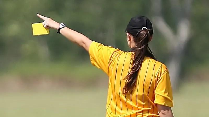 Schiaffi e pugni a un'arbitra di 17 anni: dirigente in seri guai – Cosa è successo