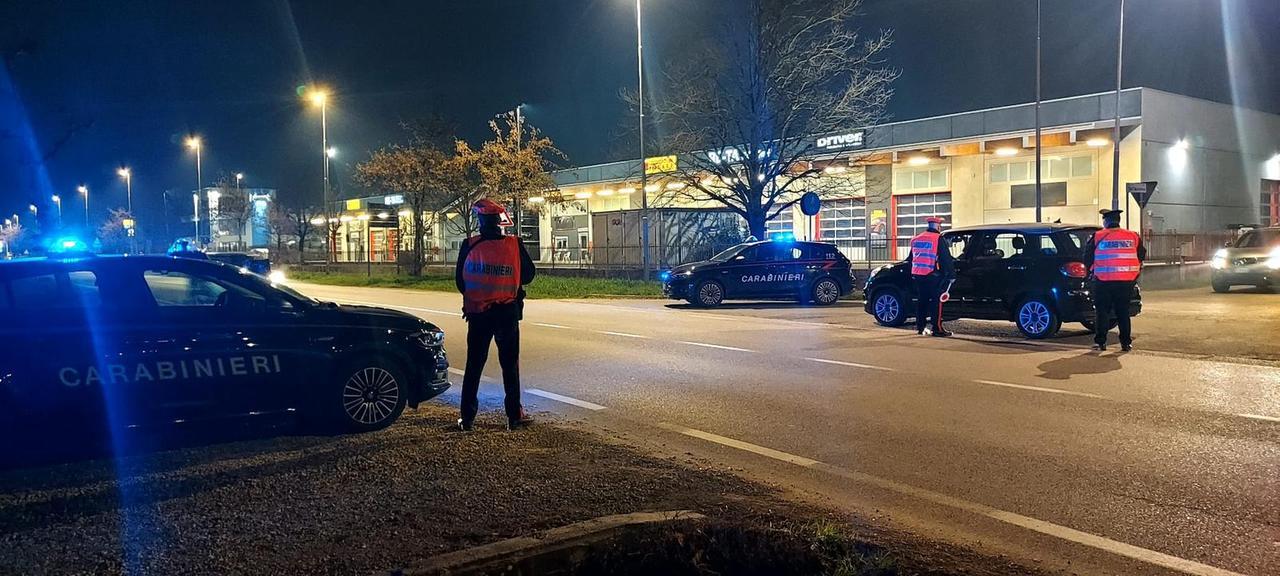 Mirandola, dà fuoco all’auto dell’ex compagno nel cortile di casa: agli arresti domiciliari