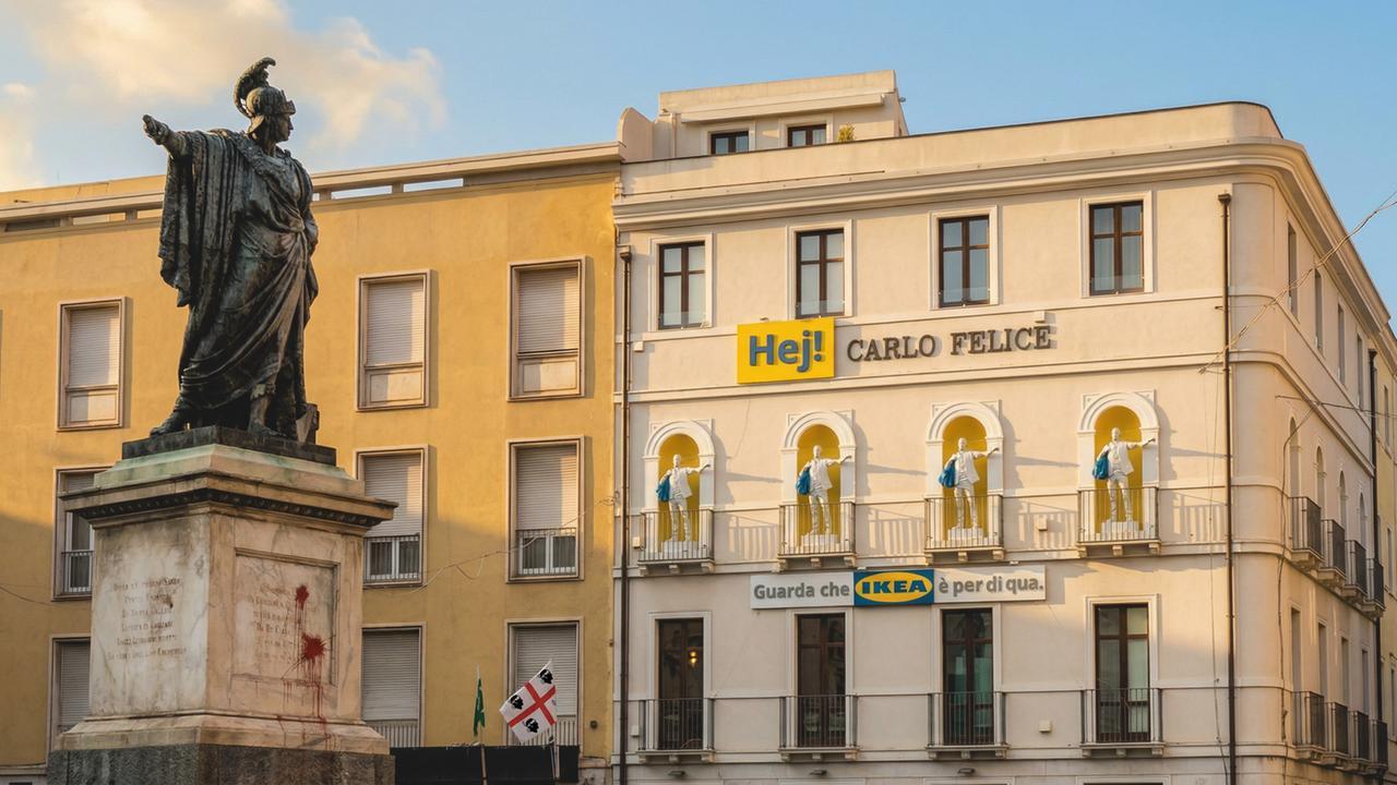 A Cagliari compaiono quattro statue che “correggono” Carlo Felice in piazza Yenne: «Hej, guarda che Ikea è per di qua»
