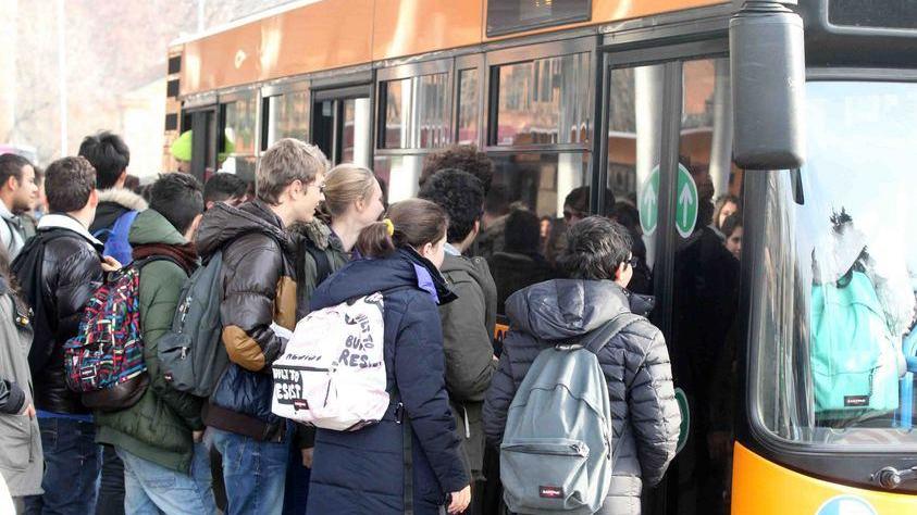 Picchiato sull’autobus, nessuno lo aiuta