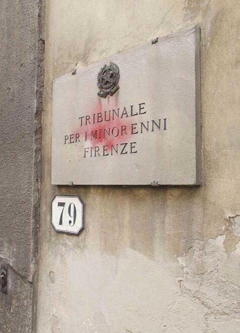 Lucca, genitori violenti: bimbo con segni sul corpo allontanato dalla famiglia