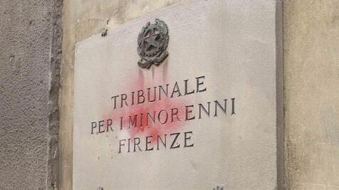Lucca, genitori violenti: bimbo con segni sul corpo allontanato dalla famiglia