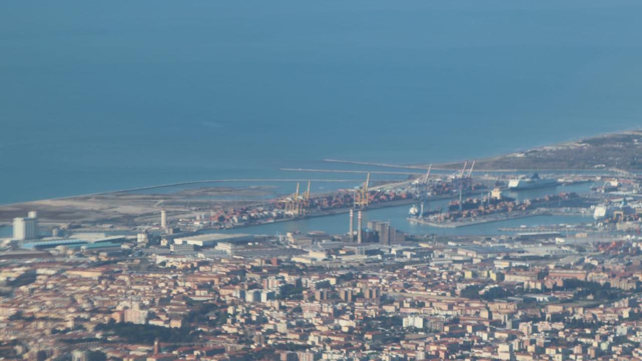 Una foto aerea del porto di Livorno