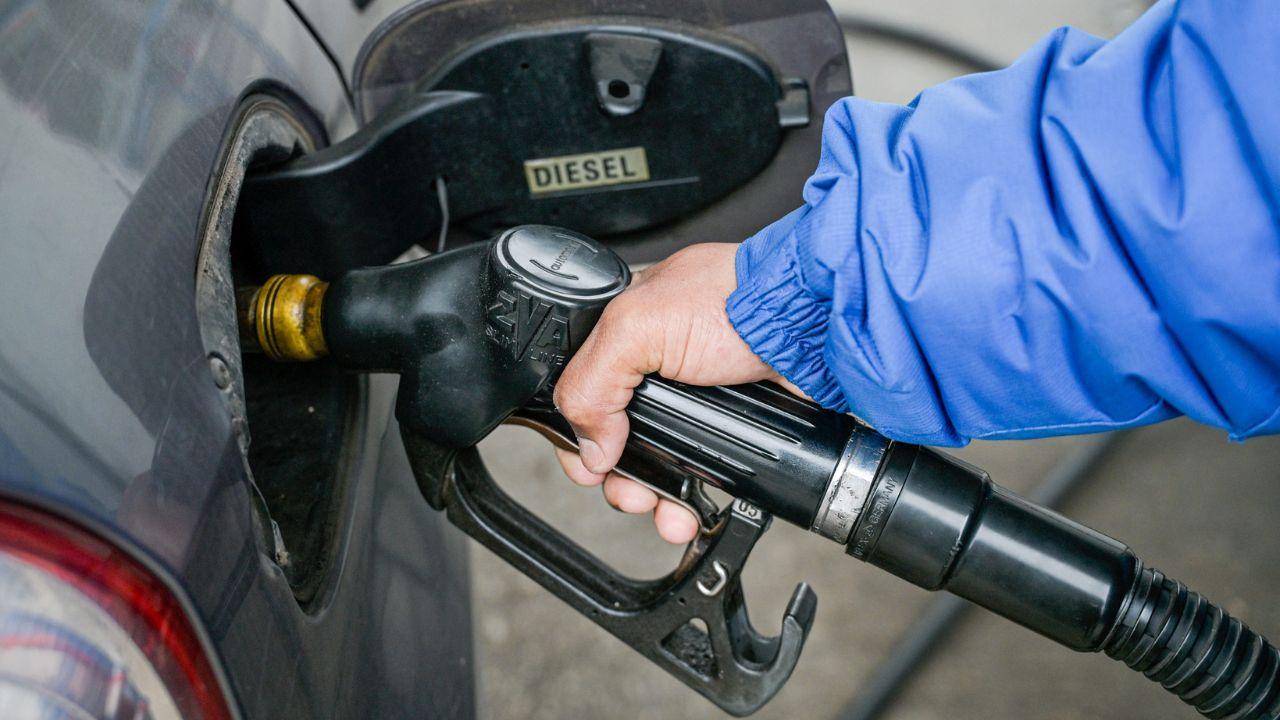 Un'auto durante il rifornimento