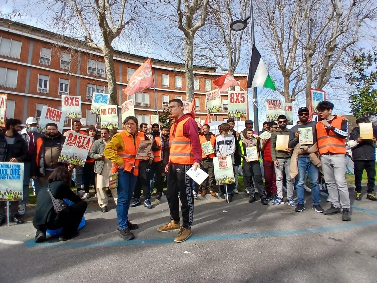 
	I Sudd Cobas in piazza Europa (foto Giovanni Tarducci)

