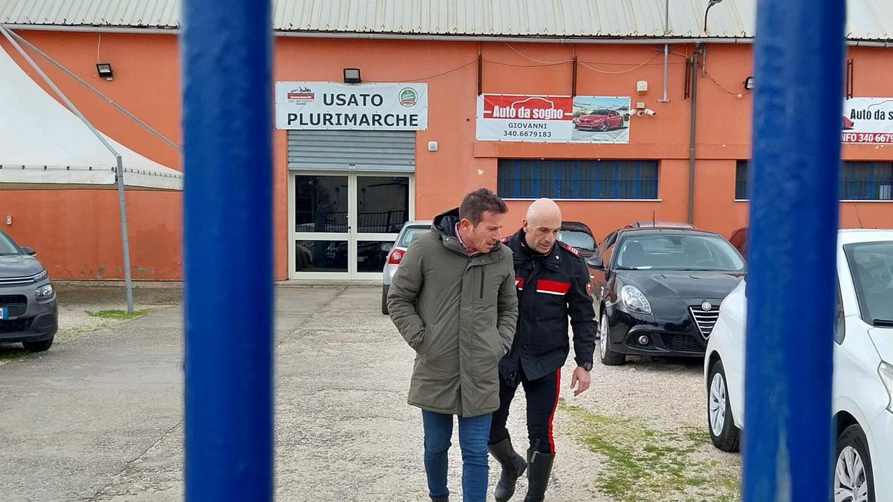 I Carabinieri durante il sopralluogo nella rivendita di auto usate di Giovanni Maninchedda a Predda Niedda strada 23