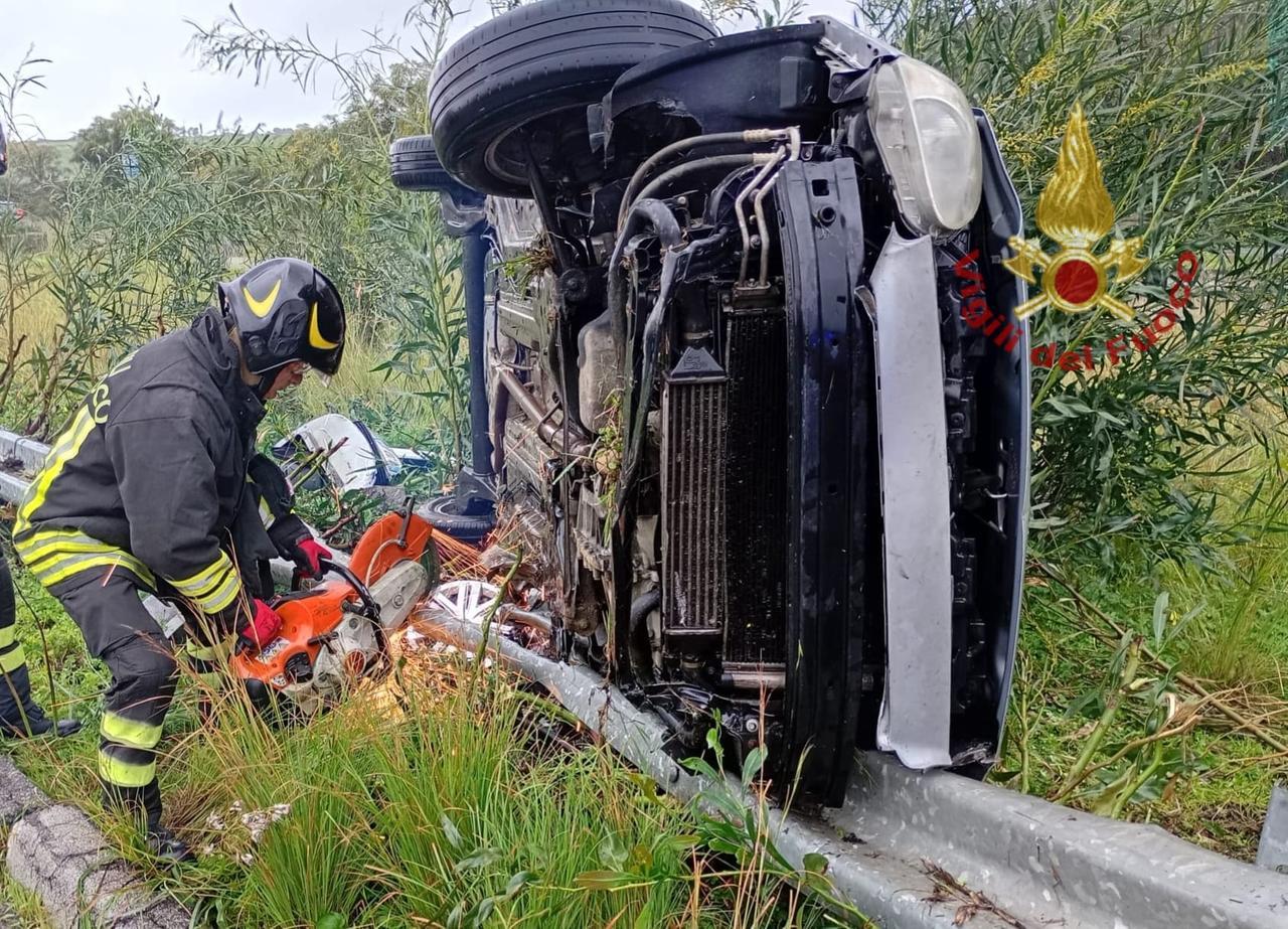 Perde il controllo dell’auto e si schianta contro il guard rail: giovane all’ospedale