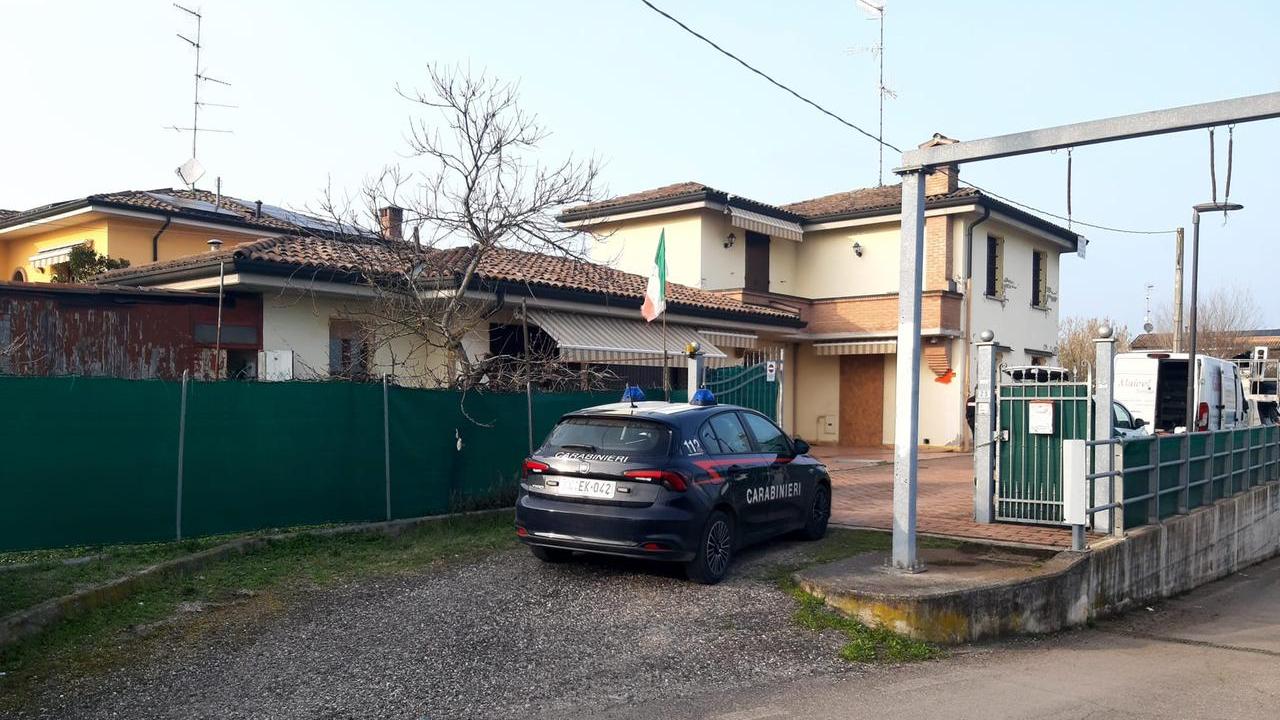 Cade da impalcatura mentre tinteggia una parete, grave un imbianchino di 34 anni
